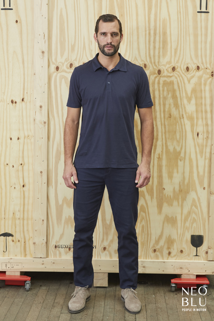 Octave Men - 03572 POLO-SHIRTS / NEOBLU Ανδρικό πόλο σε ύφασμα ζέρσει Περιγραφή: Το μοντέρνο αυτό πόλο διαθέτει κοντά μανίκια και πατιλέτα με 3 κουμπιά στον ίδιο τόνο. Ο γιακάς από jersey προσφέρει κομψότητα, ενώ το τελείωμα με θερμοκόλληση στα μανίκια και τον κορμό εξασφαλίζει άριστη εφαρμογή. Σύνθεση: Jersey 120g/m² - 100% Οργανικό βαμβάκι - Επεξεργασία με άνθρακα Ιδανικό για επαγγελματική ένδυση, το πόλο είναι εξαιρετική επιλογή για περιβάλλοντα γραφείου, καθώς και σε χώρους εστίασης και εκδηλώσεις. Το ύφασμα του ρούχου προσφέρει άνεση και ανθεκτικότητα, επιτρέποντας έτσι την ευχάριστη καθημερινή χρήση. Διατίθεται σε διάφορα χρώματα για να καλύψει τις ανάγκες κάθε επιχείρησης. Δυνατότητα προσαρμογής: Υπάρχει η δυνατότητα για εκτυπώσεις με το λογότυπο ή το μήνυμα της επιχείρησής σας, καθιστώντας το ρούχο αυτό ιδανικό για προσωπικό και εταιρική ταυτότητα. 