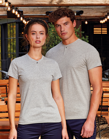  PR219 Comis POLO-SHIRTS / PREMIER T-shirt με κουμπί Περιγραφή:Κοντά μανίκια και φαρδιά λαιμόκοψη με 1 κουμπί, προσφέροντας άνετη και κομψή εμφάνιση.  -   Σχέδιο και Χαρακτηριστικά:  Κατασκευασμένο από Jersey 160g/m², αποτελούμενο από 60% βαμβάκι και 40% ανακυκλωμένο πολυέστερ, προσφέρει μαλακή υφή και άνεση. Το ρούχο διαθέτει διαχρονική εφαρμογή και είναι ιδανικό για καθημερινή χρήση. Διαθέσιμο σε χρώματα όπως γκρι, ναυτικό και μαύρο.  Εφαρμογή ως Επαγγελματική Ένδυση:  Ιδανικό για εργαζόμενους σε χώρους εστίασης και επαγγελματικές εμφανίσεις, παρέχοντας κομψότητα και άνεση.   Υλικό και Άνεση:  Το Jersey προσφέρει εξαιρετική αναπνοή και είναι ανθεκτικό στη χρήση, εξασφαλίζοντας την άνεση στο χρήστη.  Δυνατότητα Προσαρμογής:  Διαθέτει τη δυνατότητα εκτυπώσεων λογοτύπου ή μηνύματος του πελάτη, ενισχύοντας την επωνυμία σας.  