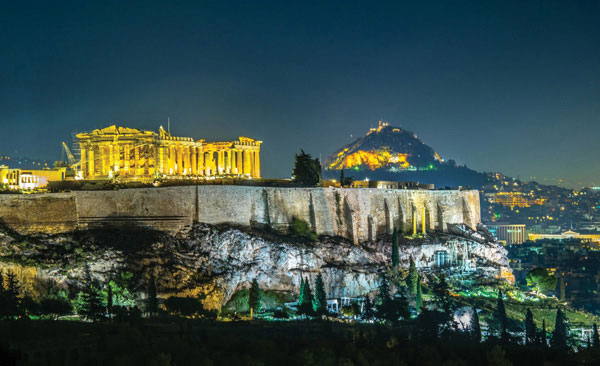 Προτάσεις για διακόσμησηΟ πίνακας σε καμβά GRE-028, με την πλούσια απεικόνιση τοπίου από τη φύση, μπορεί να ενσωματωθεί εύκολα σε διάφορα στυλ διακόσμησης. Σε ένα κλασικό περιβάλλον, οι γήινες αποχρώσεις και οι ζεστές πινελιές του πίνακα μπορούν να προσδώσουν μια αίσθηση αρμονίας και ηρεμίας, ενώ τοποθετείται ιδανικά πάνω από ένα ξύλινο τζάκι ή μια βιβλιοθήκη. Στο μοντέρνο σαλόνι, το έργο θα μπορούσε να προσθέσει μια ενδιαφέρουσα οπτική αντίθεση σε απλές γραμμές και κομψά έπιπλα, αναδεικνύοντας τον χώρο με την ενέργεια και τη ζωντάνια του. Σε μινιμαλιστικούς χώρους, το έργο μπορεί να λειτουργήσει ως το κεντρικό κομμάτι, προσφέροντας βάθος και ενδιαφέρον χωρίς να παραβιάζει τη συνολική καθαρότητα του δωματίου.Λίγα λόγια για τον πίνακαΟ πίνακας GRE-028 είναι ένα εκλεπτυσμένο έργο τέχνης που αιχμαλωτίζει τη μαγεία της φύσης μέσα από μια εξαιρετική ψηφιακή εκτύπωση σε καμβά. Η χρήση φωτεινών αποχρώσεων και η υφή του καμβά δημιουργούν μια ανεπαίσθητη αλλά εντυπωσιακή αίσθηση βάθους, που επιτρέπει στους θεατές να νιώσουν σαν να βρίσκονται μέρος αυτού του τοπίου. Το θέμα της φύσης εδώ μπορεί να συμβόλιζε τη γαλήνη και την εσωτερική ισορροπία, προσφέροντας έναν οπτικό χώρο ηρεμίας και σκέψης. Οι λεπτομέρειες του έργου, από τις απαλές πινελιές μέχρι τις πιο έντονες, συμβάλλουν στη συνοχή και την αρμονία της συνολικής σύνθεσης.Ο συγκεκριμένος πίνακας σε καμβά δημιουργεί μια αίσθηση ηρεμίας και αναπόλησης, μεταφέροντας τους θεατές σε έναν κόσμο που κυριαρχεί η φυσική ομορφιά και η γαλήνη. Η σύνθεση καλλιεργεί συναισθήματα αναζωογόνησης και θετικής ενέργειας, κάνοντάς τον ιδανικό για όσους επιθυμούν να εισάγουν στη ζωή τους μια δόση φύσης και ανάπαυσης. Η πλούσια απεικόνιση και η ζωντανή παλέτα χρωμάτων του πίνακα δεν αφήνουν καμία αμφιβολία για την καλλιτεχνική αρτιότητα του δημιουργήματος, κτίζοντας μια μοναδική σύνδεση με τον θεατή.Ψηφιακή εκτύπωση σε καμβά. Ο καμβάς είναι υψηλής ποιότητας, ειδικός για ψηφιακή εκτύπωση που αναδεικνύει τα χρώματα. Είναι ιδανικός για διακόσμηση εσωτερικών χώρων. Παραλαμβάνετε τον πίνακα με την ψηφιακή εκτύπωση καμβά, τελαρωμένο σε τελάρο από ανθεκτικό ξύλο 2εκ, στη διάσταση που θέλετε.