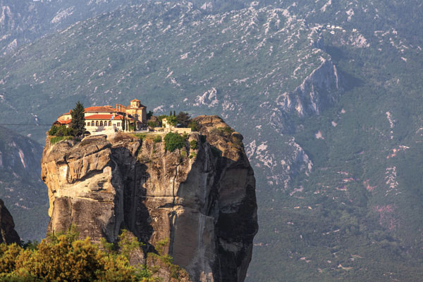 Προτάσεις για διακόσμησηΟ πίνακας σε καμβά GRE-095 φέρνει την ομορφιά και την ηρεμία της φύσης στους εσωτερικούς σας χώρους. Με τις γαλήνιες αποχρώσεις του πράσινου και του μπλε, μπορεί να ενσωματωθεί άψογα σε έναν κλασικό χώρο, προσφέροντας μια αίσθηση ισορροπίας και φυσικής ομορφιάς. Σε ένα μοντέρνο περιβάλλον, το τοπίο αυτό προσθέτει μια αίσθηση ηρεμίας και φρεσκάδας, δημιουργώντας έναν αντιθετικό διάλογο με τα σύγχρονα στοιχεία. Για τους λάτρεις του μινιμαλιστικού ντιζάιν, το τοπίο παρέχει μια μοναδική ευκαιρία να εισάγουν μια ήπια πινελιά φύσης, ενώ οι απαλές του αποχρώσεις βοηθούν στη διατήρηση μιας ήσυχης ατμόσφαιρας.Λίγα λόγια για τον πίνακαΑυτός ο πίνακας αποτυπώνει μια γοητευτική σκηνή τοπίου που εκφράζει την αρμονία και την μεγαλοπρέπεια της φύσης. Μέσω των παιχνιδιών του φωτός και της χρήσης λεπτών υφών, ενισχύει την αίσθηση του βάθους και της τρισδιάστατης διάστασης. Η χρήση του φωτός εδώ συμβολίζει την ελπίδα και την αναγέννηση, υπογραμμίζοντας τη συνεχόμενη αλλαγή και την ανανέωση στην φύση. Τα απαλά χρώματα και οι λεπτεπίλεπτες πινελιές συνεργάζονται για να δημιουργήσουν μια σύνθεση που εκπέμπει ηρεμία και γαλήνη, διαφορετική κάθε φορά ανάλογα με τις γωνίες φωτισμού.Ο πίνακας σε καμβά GRE-095 δημιουργεί μια έντονη αίσθηση χαλάρωσης και απόδρασης από την καθημερινότητα. Το τοπίο, με τη φυσική του δύναμη και ομορφιά, καλεί τον θεατή να αντιληφθεί την απλότητα και την ευεξία που προσφέρει ο φυσικός κόσμος. Μεταφέρει μια βαθιά αίσθηση ελευθερίας και ηρεμίας, δυνατή να προκαλέσει περίσκεψη και αισιοδοξία σε κάθε θεατή που θα σταθεί μπροστά του.Ψηφιακή εκτύπωση σε καμβά. Ο καμβάς είναι υψηλής ποιότητας, ειδικός για ψηφιακή εκτύπωση που αναδεικνύει τα χρώματα. Είναι ιδανικός για διακόσμηση εσωτερικών χώρων. Παραλαμβάνετε τον πίνακα με την ψηφιακή εκτύπωση καμβά, τελαρωμένο σε τελάρο από ανθεκτικό ξύλο 2εκ, στη διάσταση που θέλετε.