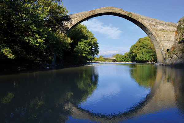 Προτάσεις για διακόσμησηΟ πίνακας σε καμβά RIV-100 μπορεί να γίνει ένα εξαιρετικό σημείο αναφοράς σε διάφορους εσωτερικούς χώρους. Στο κλασικό στυλ διακόσμησης, η ομορφιά του τοπίου με τα φυσικά στοιχεία του ποταμιού προσδίδει μια αίσθηση ηρεμίας και ένταξης της φύσης στον χώρο. Σε έναν μοντέρνο περιβάλλον, οι απλές γραμμές και οι φυσικοί τόνοι του πίνακα μπορούν να φέρουν μια αίσθηση φρεσκάδας και ανανέωσης. Στον μινιμαλιστικό χώρο, η παρουσία αυτού του πίνακα λειτουργεί ως πηγή ισορροπίας και γαλήνης, χωρίς να υπερφορτώνει την αισθητική με περιττές λεπτομέρειες.Λίγα λόγια για τον πίνακαΟ πίνακας RIV-100 κατατάσσεται στα τοπία και τις απεικονίσεις φύσης, με πρωταγωνιστικό στοιχείο ένα ποτάμι που διασχίζει το τοπίο. Η φωτογραφία αποτυπώνει τη φύση σε όλη της τη δόξα, ενώ το φως φαίνεται να παίζει με τα νερά, προσδίδοντας μια απαλή αίσθηση κίνησης και ζωής. Η αρμονία των χρωμάτων, με τις απαλές αποχρώσεις του πράσινου και του γαλάζιου, συμβάλλει στη δημιουργία μιας σύνθεσης που ηρεμεί και ελκύει το βλέμμα του παρατηρητή.Ο πίνακας δημιουργεί αίσθηση ηρεμίας και πρόσφερε μια νοητή διάφυγή από το καθημερινό. Οι φυσικές γραμμές του τοπίου συνδέουν τον θεατή με τη γη, προσφέροντας μια εσωτερική γαλήνη. Με αυτή τη φωτογραφία, γίνεται μια παύση στο χρόνο και παραδίδεται στο θεατή μια βαθιά αίσθηση συνδεσιμότητας με τη φύση, που μεταφέρει το βαθύ μήνυμα της φυσικής τάξης και απλότητας. Είναι ένα έργο που προάγει τον διαλογισμό και την εσωτερική εξερεύνηση.Ψηφιακή εκτύπωση σε καμβά. Ο καμβάς είναι υψηλής ποιότητας, ειδικός για ψηφιακή εκτύπωση που αναδεικνύει τα χρώματα. Είναι ιδανικός για διακόσμηση εσωτερικών χώρων. Παραλαμβάνετε τον πίνακα με την ψηφιακή εκτύπωση καμβά, τελαρωμένο σε τελάρο από ανθεκτικό ξύλο 2εκ, στη διάσταση που θέλετε.