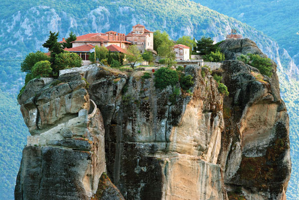 Προτάσεις για διακόσμησηΟ πίνακας σε καμβά TOPC-016 μπορεί να ενσωματωθεί εξαιρετικά σε διάφορα στυλ διακόσμησης, προσθέτοντας μια νότα φυσικού τοπίου και γαλήνης στο χώρο σας. Σε έναν κλασικό χώρο, η εικόνα αυτή μπορεί να λειτουργήσει ως σημείο αναφοράς, παρέχοντας μια αίσθηση ιστορίας και παράδοσης. Σε έναν μοντέρνο χώρο, οι καθαρές γραμμές και αρμονικές αποχρώσεις αναβαθμίζουν το συνολικό design και προσφέρουν αντίθεση με minimal έπιπλα. Στον μινιμαλιστικό σχεδιασμό, η ηρεμία και απλότητα του τοπίου ενισχύουν την αίσθηση ισορροπίας και καθαρότητας.Λίγα λόγια για τον πίνακαΗ ψηφιακή εκτύπωση που παρουσιάζει τον TOPC-016 στηρίζει την θεματολογία του τοπίου με αποχρώσεις που κυμαίνονται από απαλούς μπλε τόνους μέχρι καφέ και πράσινα, δημιουργώντας μια ευχάριστη αίσθηση ισορροπίας. Η χρήση του φωτός στο έργο ενισχύει τη φυσική μαγεία του τοπίου, φωτίζοντας λεπτομέρειες και προσφέροντας δυναμικότητα στην εικόνα. Αυτή η φυσική ομορφιά και απλότητα δεν υπονοούν μόνο γαλήνη, αλλά υπαινίσσονται και μια εσωτερική αναζήτηση για την αρμονία της φύσης.Ο πίνακας δημιουργεί αίσθηση ηρεμίας και χαλαρότητας, μεταφέροντας τον θεατή σε μια ειδυλλιακή τοποθεσία μακριά από την καθημερινή βουή. Η φυσική εμφάνιση και η υφή του ψηφιακού καμβά αναδεικνύουν την αυθεντικότητα της εικόνας, προσκαλώντας τον θεατή να συνδεθεί με το φυσικό τοπίο και να αφήσει το βλέμμα του να ταξιδέψει.Ψηφιακή εκτύπωση σε καμβά. Ο καμβάς είναι υψηλής ποιότητας, ειδικός για ψηφιακή εκτύπωση που αναδεικνύει τα χρώματα. Είναι ιδανικός για διακόσμηση εσωτερικών χώρων. Παραλαμβάνετε τον πίνακα με την ψηφιακή εκτύπωση καμβά, τελαρωμένο σε τελάρο από ανθεκτικό ξύλο 2εκ, στη διάσταση που θέλετε.