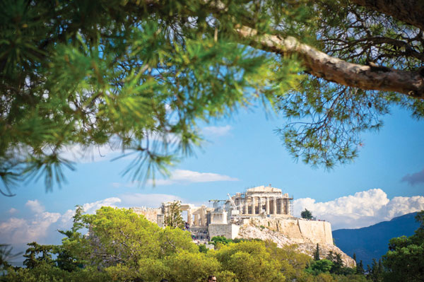 Προτάσεις για διακόσμησηΟ πινακας σε καμβά TOPC-096 μπορεί να αποτελέσει ιδανικό στοιχείο διακόσμησης για πλήθος στυλ, από κλασικό έως μοντέρνο και μινιμαλιστικό. Με τη ζεστασιά και τη φυσικότητα που αποπνέει, ενσωματώνει εύκολα τις αποχρώσεις της φύσης, προσφέροντας μια αίσθηση γαλήνης και ηρεμίας σε κάθε χώρο. Σε ένα κλασικό περιβάλλον, μπορεί να συνδυαστεί με πολυτελή υλικά όπως ξύλο και δέρμα για να προσθέσει έναν κομψό συνδυασμό φυσικής ομορφιάς. Σε ένα μοντέρνο ή μινιμαλιστικό στυλ διακόσμησης, αυτός ο πίνακας θα προσφέρει μια δόση ζωντάνιας, προσθέτοντας χρώμα και ενδιαφέρον χωρίς να υπερφορτώνει τον χώρο.Λίγα λόγια για τον πίνακαΟ πίνακας TOPC-096 παρουσιάζει ένα τοπίο φύσης, αποτυπώνοντας με δεξιοτεχνία τη μαγεία της φυσικής ομορφιάς. Η χρήση των χρωμάτων είναι εξαιρετική, με τις αποχρώσεις του πράσινου και του μπλε να δημιουργούν μια γαλήνια αίσθηση που αιχμαλωτίζει το βλέμμα. Οι πινελιές είναι λεπτές και προσεγμένες, δίνοντας έμφαση στη λεπτομέρεια. Αυτό όχι μόνο συμβάλλει στην αίσθηση του ρεαλισμού, αλλά και προσθέτει υφή και βάθος στο έργο.Ο πίνακας δημιουργεί μια ισχυρή σύνδεση με τη φύση, προσφέροντας μια μοναδική αίσθηση ελευθερίας και ξεγνοιασιάς. Η ατμόσφαιρα που αποπνέει είναι γαλήνια και αναζωογονητική, προκαλώντας μια βαθιά αίσθηση ηρεμίας και διαλογισμού. Αυτό το στοιχείο κάνει τον πίνακα ιδανικό για χώρους που επιδιώκουν να προκαλέσουν χαλάρωση και ενδοσκόπηση, όπως ένα σαλόνι ή μια προσωπική βιβλιοθήκη.Ψηφιακή εκτύπωση σε καμβά. Ο καμβάς είναι υψηλής ποιότητας, ειδικός για ψηφιακή εκτύπωση που αναδεικνύει τα χρώματα. Είναι ιδανικός για διακόσμηση εσωτερικών χώρων. Παραλαμβάνετε τον πίνακα με την ψηφιακή εκτύπωση καμβά, τελαρωμένο σε τελάρο από ανθεκτικό ξύλο 2εκ, στη διάσταση που θέλετε.