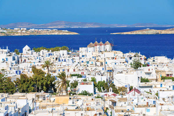 Προτάσεις για διακόσμησηΟ πίνακας σε καμβά TOPC-121 με κωδικό 90588 μπορεί να ενσωματωθεί σε διάφορα στυλ διακόσμησης, προσφέροντας ζωντάνια και φυσική ομορφιά σε κάθε χώρο. Σε έναν κλασικό χώρο, οι φυσικές αποχρώσεις και το τοπίο μπορούν να προσδώσουν μια αίσθηση γαλήνης και ρομαντισμού. Σε έναν μοντέρνο χώρο, δημιουργούν μια αντιπαραβολή με τον λιτό σχεδιασμό, ενώ σε έναν μινιμαλιστικό χώρο, ο πίνακας μπορεί να λειτουργήσει ως το κεντρικό σημείο, ενισχύοντας τη διακόσμηση με την αρμονία και την απλοϊκή του γοητεία.Λίγα λόγια για τον πίνακαΑυτή η φωτογραφία αποτυπώνει την απλότητα και τη μεγαλοπρέπεια της φύσης με τρόπο που τραβάει τα βλέμματα. Οι αποχρώσεις του πράσινου και του γαλάζιου δημιουργούν μια δυναμική, ακόμη και μιας διάστασης ηρεμίας, ενώ οι υφές των στοιχείων της φύσης προσδίδουν μια σχεδόν ζωγραφική ποιότητα στην εικόνα. Μέσα από τη λεπτομερή καταγραφή του τοπίου, ο θεατής αισθάνεται τη ζεστασιά και την αρμονία του περιβάλλοντος, προσδίδοντας έναν ουμανιστικό και φιλικό χαρακτήρα στον χώρο.Αυτή η φωτογραφία του τοπίου δημιουργεί αίσθηση ηρεμίας και ευφορίας, μεταφέροντας τον θεατή σε έναν μαγευτικό κόσμο γεμάτο γαλήνη και φυσική ομορφιά. Ενσαρκώνει μια εξαιρετική ικανότητα να συνδέει τον θεατή με τη φύση, προτρέποντας τον να εκτιμήσει τη μαγευτική απλότητα της. Ο πίνακας παρέχει μια βαθιά αισθητική εμπειρία, αντικατοπτρίζοντας την διαχρονικότητα και την αρμονία της φύσης μέσα από την ελαφρά φώτιση και τη λεπτομερή απόδοση των φυσικών στοιχείων.Ψηφιακή εκτύπωση σε καμβά. Ο καμβάς είναι υψηλής ποιότητας, ειδικός για ψηφιακή εκτύπωση που αναδεικνύει τα χρώματα. Είναι ιδανικός για διακόσμηση εσωτερικών χώρων. Παραλαμβάνετε τον πίνακα με την ψηφιακή εκτύπωση καμβά, τελαρωμένο σε τελάρο από ανθεκτικό ξύλο 2εκ, στη διάσταση που θέλετε.