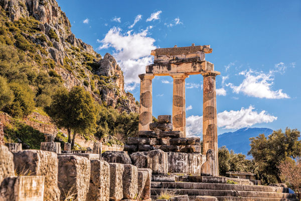 Προτάσεις για διακόσμησηΟ πίνακας σε καμβά TOPC-140 παρουσιάζει ένα εντυπωσιακό τοπίο φυσικού κάλλους που μπορεί να αναβαθμίσει οποιονδήποτε εσωτερικό χώρο. Στα κλασικά διακοσμητικά στυλ, οι φυσικές αποχρώσεις του τοπίου προσδίνουν έναν αέρα μελαγχολικής κομψότητας, ενώ στον μοντέρνο διάκοσμο δημιουργεί μια γαλήνια αντίθεση με τις σύγχρονες γραμμές. Στο μινιμαλιστικό περιβάλλον, το έργο μπορεί να λειτουργήσει ως το κεντρικό στοιχείο, αναδεικνύοντας μια απλή αλλά εξαιρετικά εκλεπτυσμένη αισθητική.Λίγα λόγια για τον πίνακαΟ πίνακας TOPC-140 ανήκει στην κατηγορία των Τοπίων και Φύσης, μία φωτογραφία τυπωμένη σε καμβά που αναδεικνύει τη γοητεία της φυσικής ομορφιάς. Η εκτύπωση αποτυπώνει εξαιρετικά τις λεπτές αποχρώσεις του χρώματος και τις υφές, προσδίδοντας μια αίσθηση βάθους και φυσικής ρεαλιστικότητας. Η αρμονία των στοιχείων συνδυάζεται με την λεπτεπή λεπτομέρεια, δημιουργώντας μια καθηλωτική εμπειρία για τον θεατή. Η χρήση του φωτός στο έργο ενισχύει την αίσθηση της ηρεμίας και της ελπίδας, προσκαλώντας τον παρατηρητή να βυθιστεί στην ομορφιά του περιβάλλοντος κόσμου.Η εικόνα του τοπίου αποπνέει ένα συναίσθημα σιωπηλής μεγαλοπρέπειας που μπορεί να μαγνητίσει τον θεατή, μεταφέροντάς τον σε ένα μέρος γαλήνιο και αναζωογονητικό. Ο συνδυασμός του φωτός και των σκιάσεων δημιουργεί έναν εικαστικό διάλογο που αιχμαλωτίζει και διεισδύει βαθιά στην ψυχή. Η σύνδεση με τη φύση γίνεται δυνατή μέσα από αυτή την εκπληκτική απεικόνιση, προσφέροντας μια στιγμή διαφυγής από την καθημερινότητα και οδηγώντας τον θεατή προς έναν εσωτερικό χώρο προσωπικής νηνεμίας.Ψηφιακή εκτύπωση σε καμβά. Ο καμβάς είναι υψηλής ποιότητας, ειδικός για ψηφιακή εκτύπωση που αναδεικνύει τα χρώματα. Είναι ιδανικός για διακόσμηση εσωτερικών χώρων. Παραλαμβάνετε τον πίνακα με την ψηφιακή εκτύπωση καμβά, τελαρωμένο σε τελάρο από ανθεκτικό ξύλο 2εκ, στη διάσταση που θέλετε.